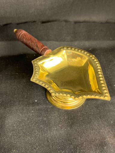 KTD Gopala Brass Diya With Handle 13.5cm 20Dh